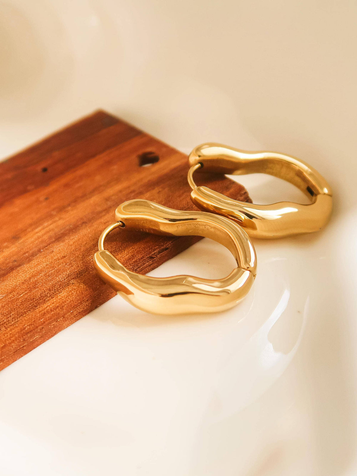 Flanerie Darcy 18K Gold Non-Tarnish Oval Hoop Earring